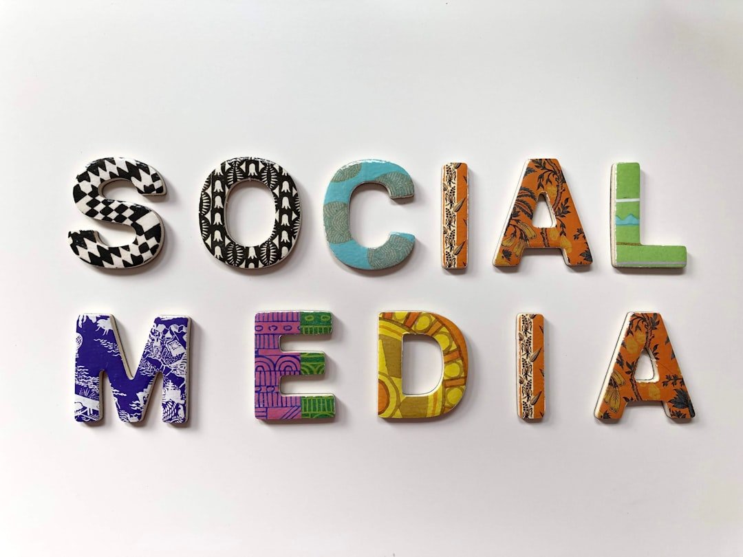 Két marketing szakember Facebook marketing stratégiát tervez