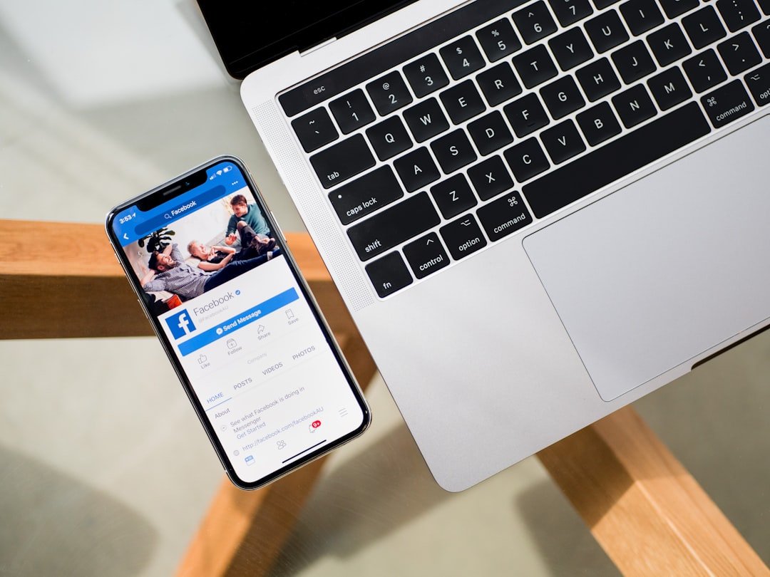Két marketing szakember Facebook marketing stratégiát tervez